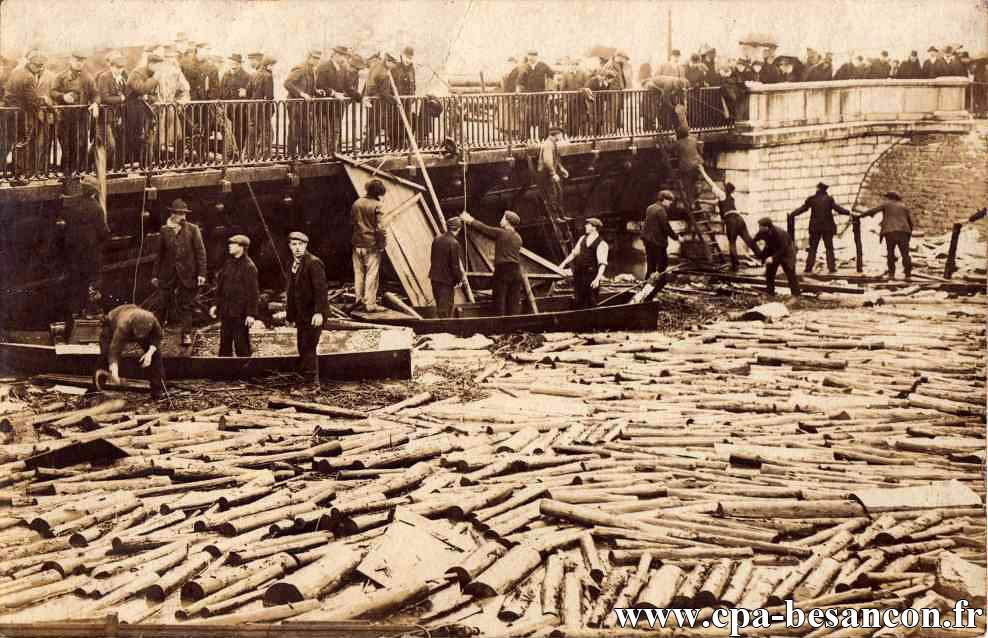 Les Inondations en 1910 - BESANÇON - Pont de la Répulique - Sauvetage des bois de la Papeterie